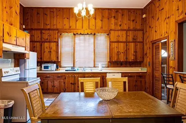 733 S College Street, Grenada, MS 38901