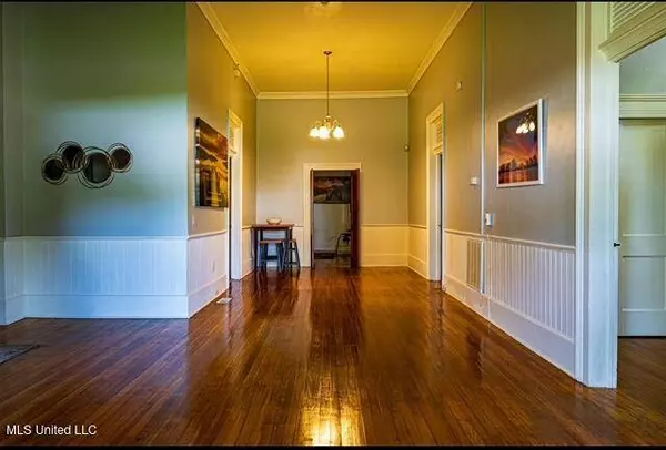 733 S College Street, Grenada, MS 38901