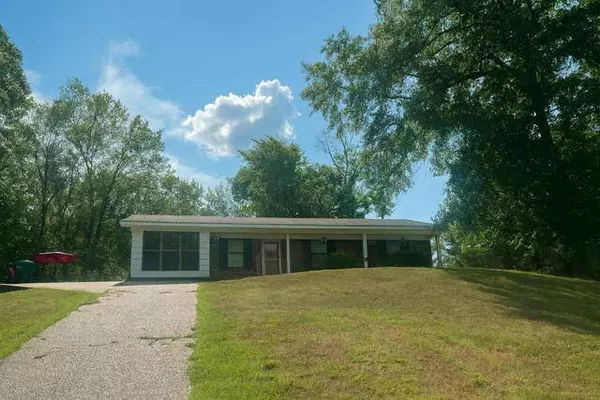 840 White Cr., Grenada, MS 38901
