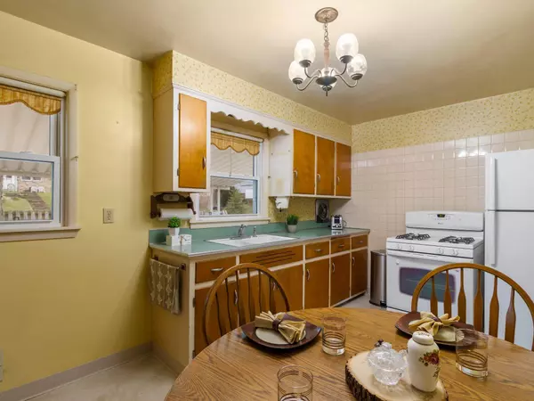 1319 Balsam Pl, West Bend, WI 53095