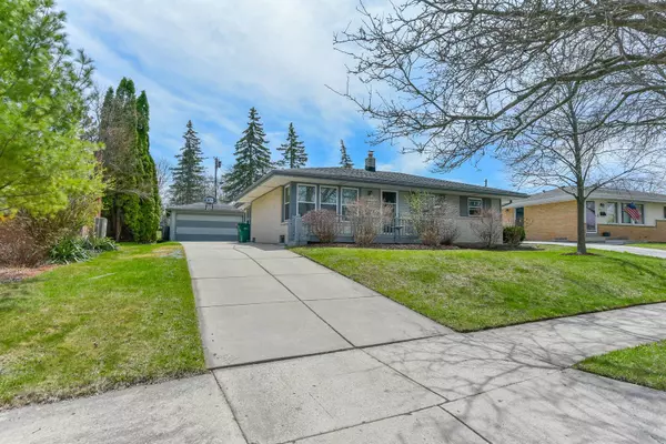 N84W15103 James Ave, Menomonee Falls, WI 53051