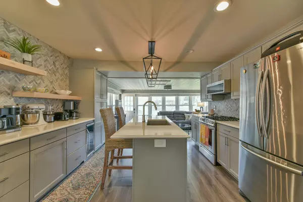 N84W15103 James Ave, Menomonee Falls, WI 53051