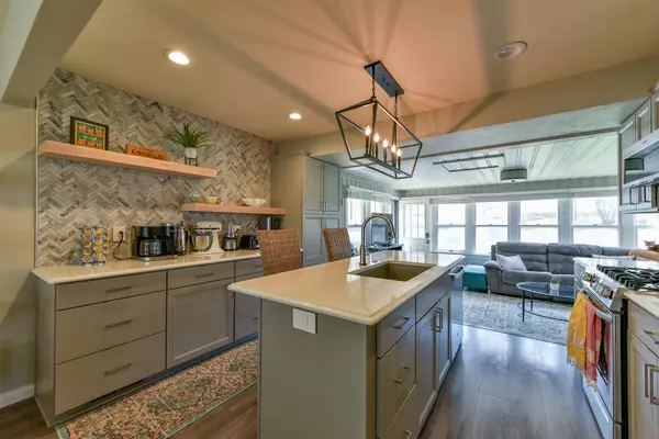 N84W15103 James Ave, Menomonee Falls, WI 53051