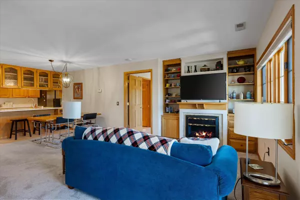 239 Oconomowoc Pkwy Unit 239, Oconomowoc, WI 53066