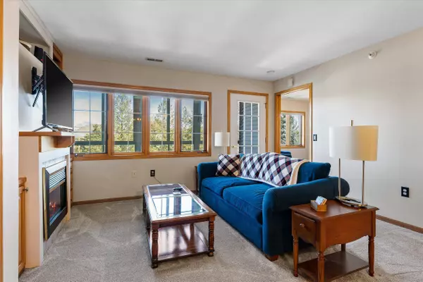 239 Oconomowoc Pkwy Unit 239, Oconomowoc, WI 53066