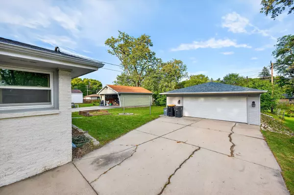 4564 N 101st St, Wauwatosa, WI 53225