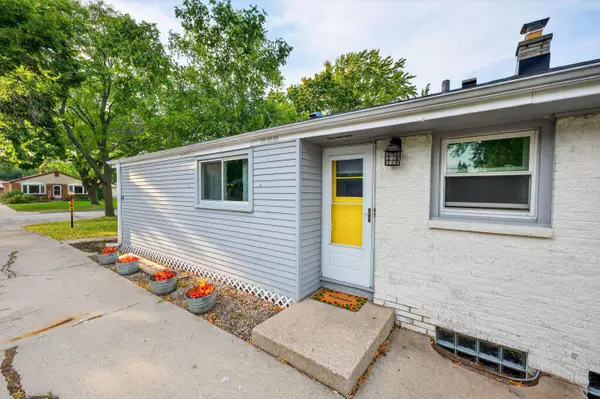 4564 N 101st St, Wauwatosa, WI 53225