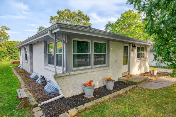 4564 N 101st St, Wauwatosa, WI 53225