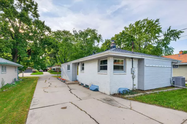 4564 N 101st St, Wauwatosa, WI 53225