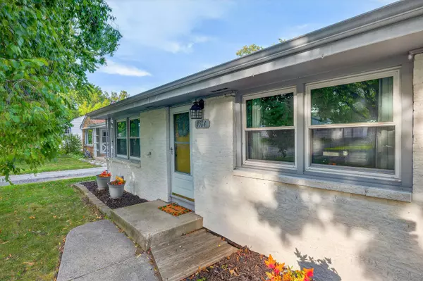 4564 N 101st St, Wauwatosa, WI 53225