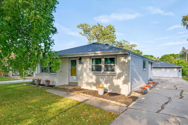 4564 N 101st St, Wauwatosa, WI 53225
