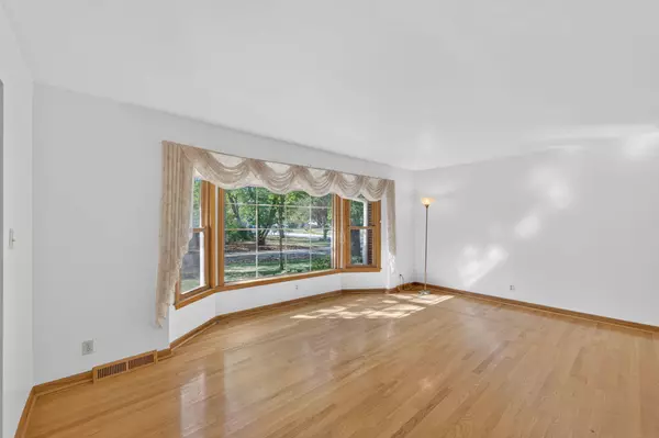 4472 N 104th St, Wauwatosa, WI 53225