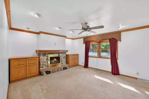 4472 N 104th St, Wauwatosa, WI 53225