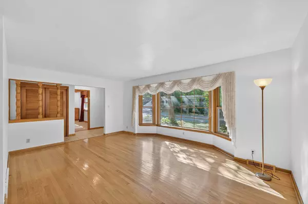 4472 N 104th St, Wauwatosa, WI 53225