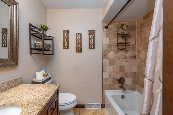 1370 S 122nd St, West Allis, WI 53214