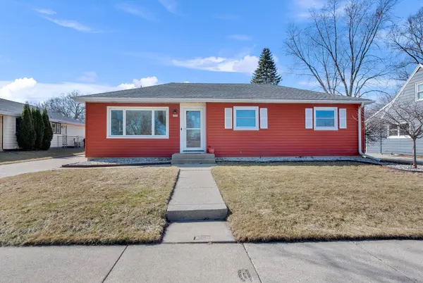 2885 S 102nd St, West Allis, WI 53227