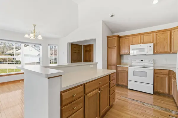 N96W14211 Knollcrest Cir, Germantown, WI 53022