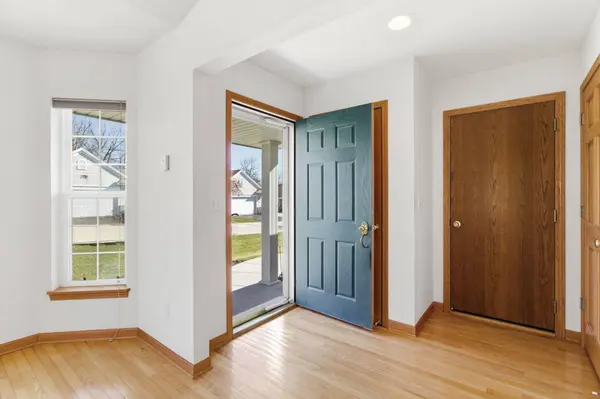 N96W14211 Knollcrest Cir, Germantown, WI 53022