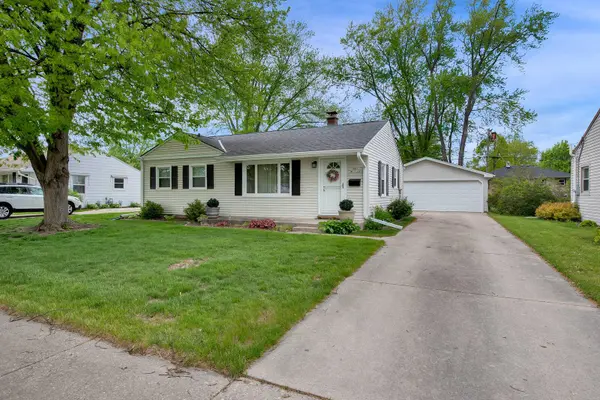 N85W1724 Lee Pl, Menomonee Falls, WI 53051