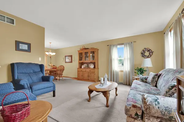 7941 S Cecily Dr, Oak Creek, WI 53154