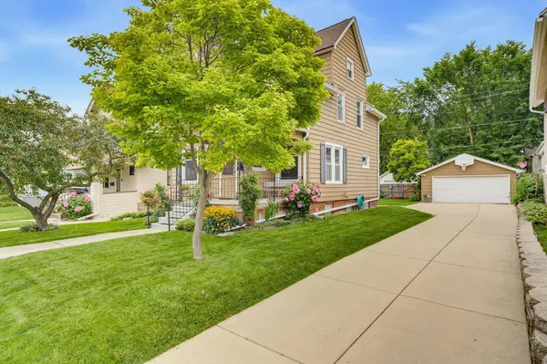 1542 S 79th St, West Allis, WI 53214