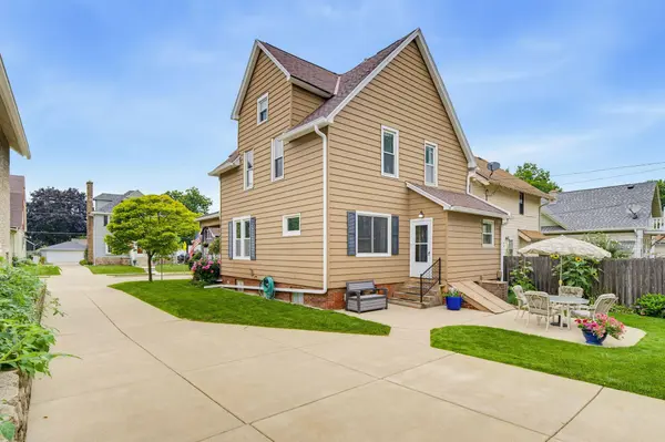 1542 S 79th St, West Allis, WI 53214