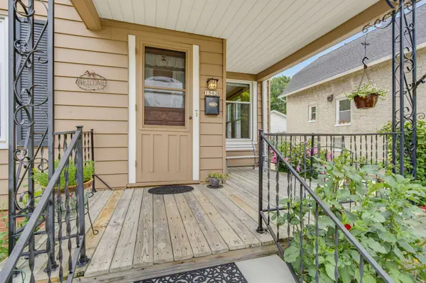 1542 S 79th St, West Allis, WI 53214