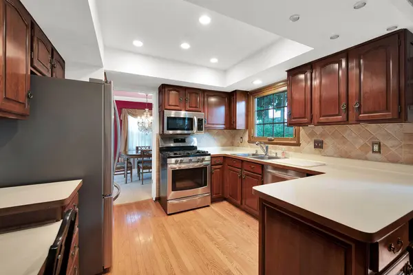 N89W17151 Highland Ct, Menomonee Falls, WI 53075