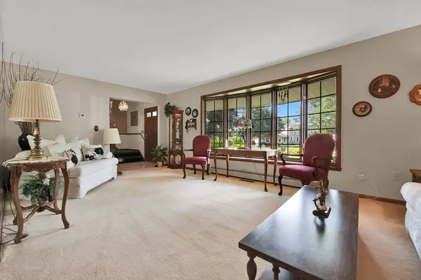 N89W17151 Highland Ct, Menomonee Falls, WI 53075