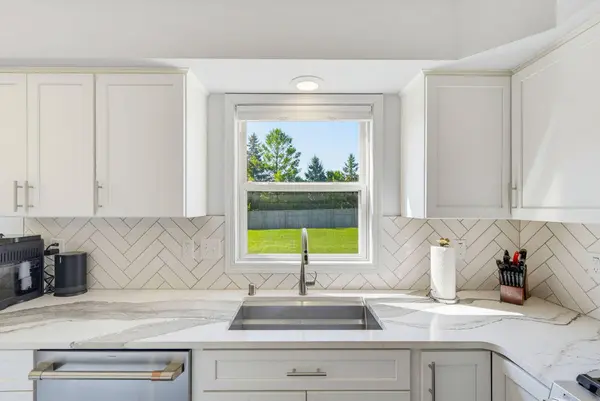 4645 W Sherwood Dr, Franklin, WI 53132