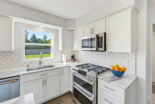 4645 W Sherwood Dr, Franklin, WI 53132
