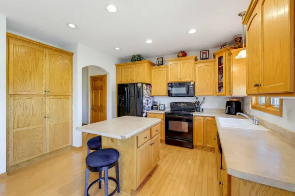 527 Winchester PASS, Richfield, WI 53017