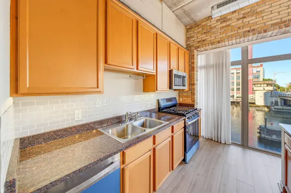 210 S Water 220 St, Milwaukee, WI 53220