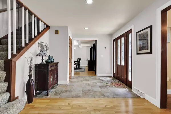 7660 S North Cape Rd, Franklin, WI 53132