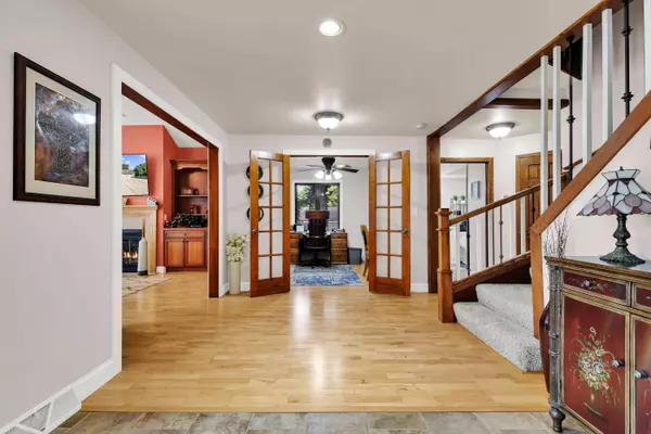 7660 S North Cape Rd, Franklin, WI 53132