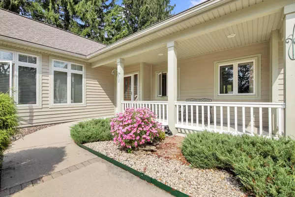 7660 S North Cape Rd, Franklin, WI 53132