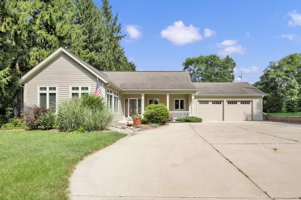 7660 S North Cape Rd, Franklin, WI 53132