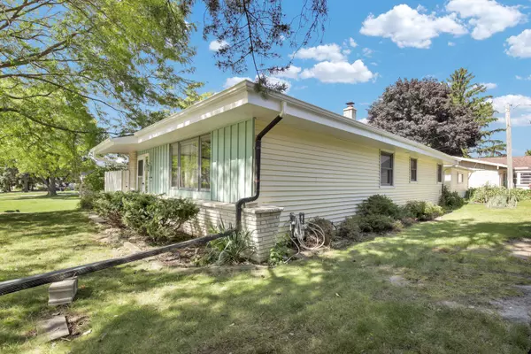 9070 W Cold Spring Rd, Greenfield, WI 53228