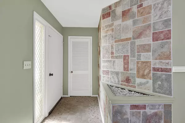 9070 W Cold Spring Rd, Greenfield, WI 53228