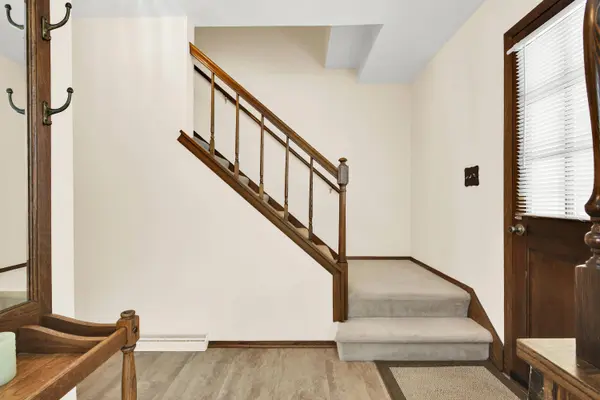 7953 Chapel Hill Ct S, Franklin, WI 53132
