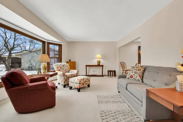 7953 Chapel Hill Ct S, Franklin, WI 53132