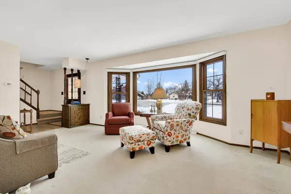 7953 Chapel Hill Ct S, Franklin, WI 53132