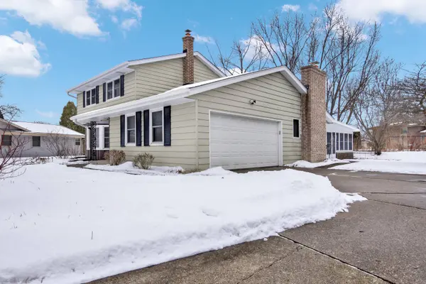 7953 Chapel Hill Ct S, Franklin, WI 53132