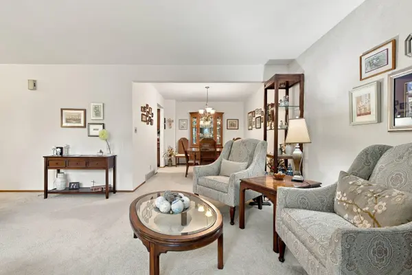 10248 W Parkedge Cir, Franklin, WI 53132