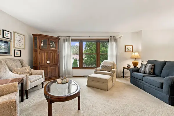 10248 W Parkedge Cir, Franklin, WI 53132