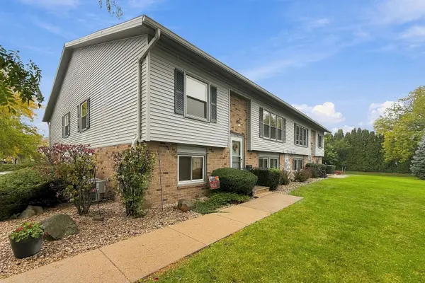 10248 W Parkedge Cir, Franklin, WI 53132