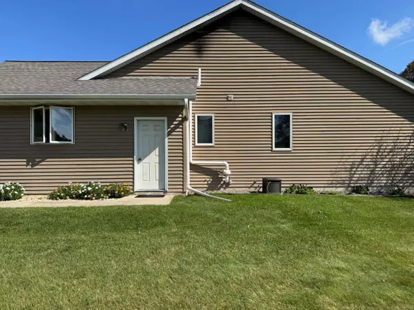249 Dream Catcher Dr, Kewaskum, WI 53040