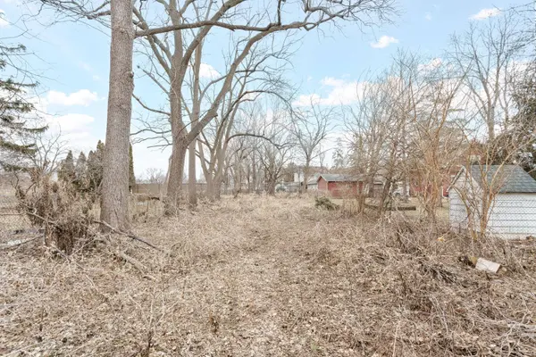 1230 Bay Shore Dr, Oshkosh, WI 54901