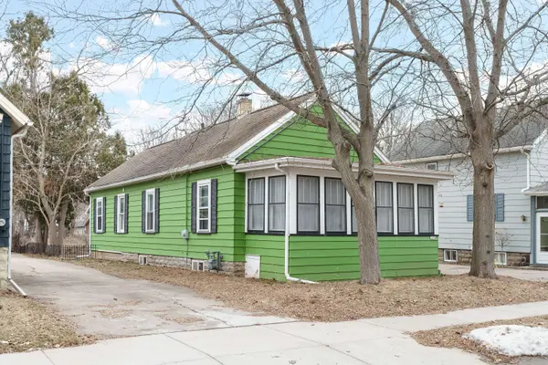 1230 Bay Shore Dr, Oshkosh, WI 54901