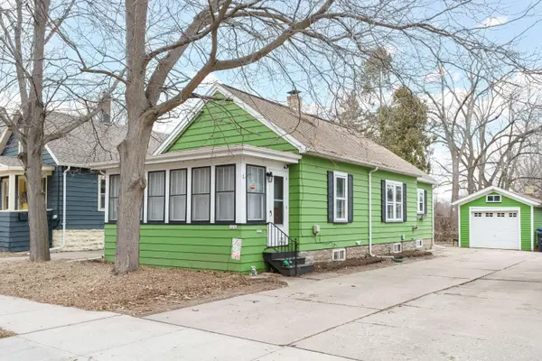 1230 Bay Shore Dr, Oshkosh, WI 54901